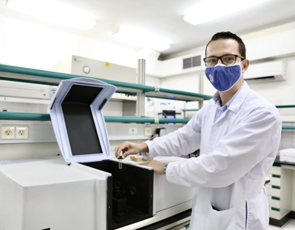 Funcionario del Laboratorio Costarricense de Metrología.