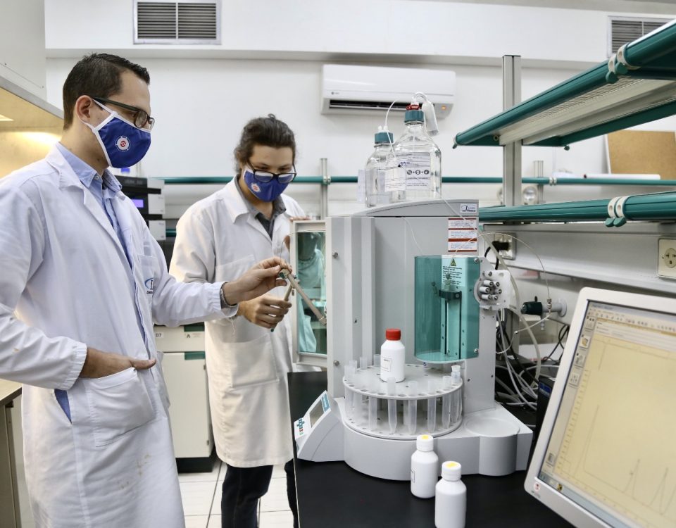 Funcionarios del Laboratorio Costarricense de Metrología.