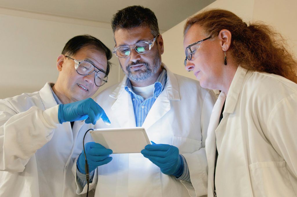 Profesionales analizando resultados de laboratorio.