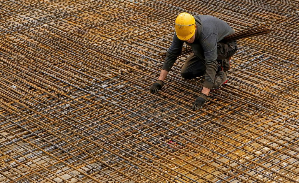 Hombre trabajando en construcción