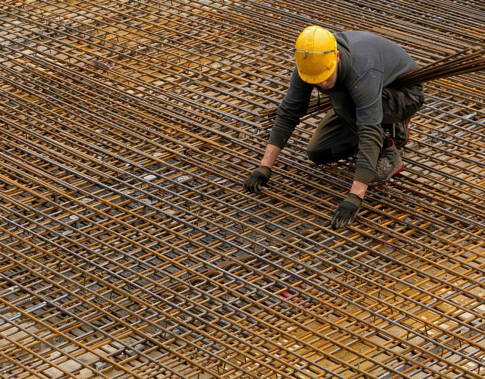 Hombre trabajando en construcción