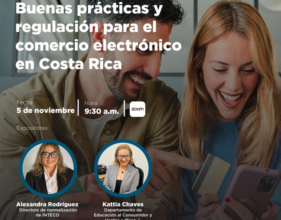 Un hombre y una mujer sonriendo, con una tarjeta de bancaria y un celular en la mano.