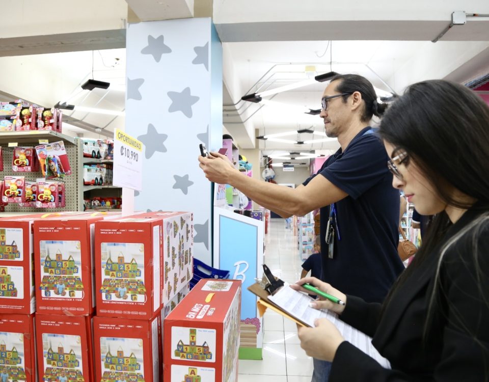 Funcionarios del MEIC en el operativo de Viernes Negro en 2024 en comercio de la Avenida Central en San José, Costa Rica. Noviembre 2024